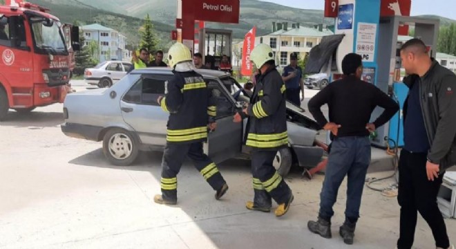  Freni patlayan otomobil akaryakıt istasyonuna girdi